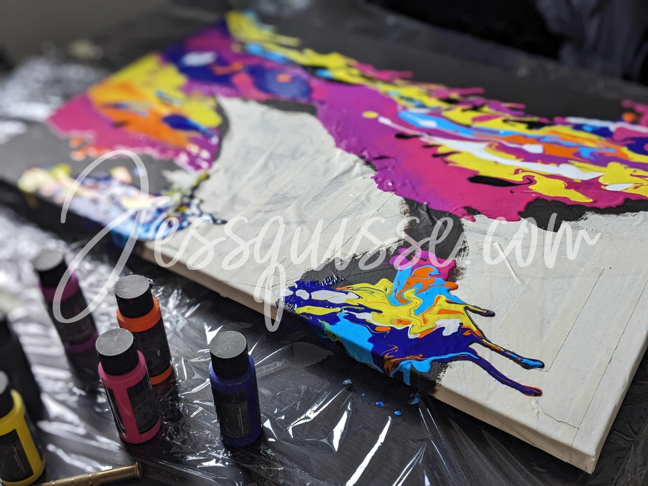 Toile animalière en cours de réalisation à l’acrylique